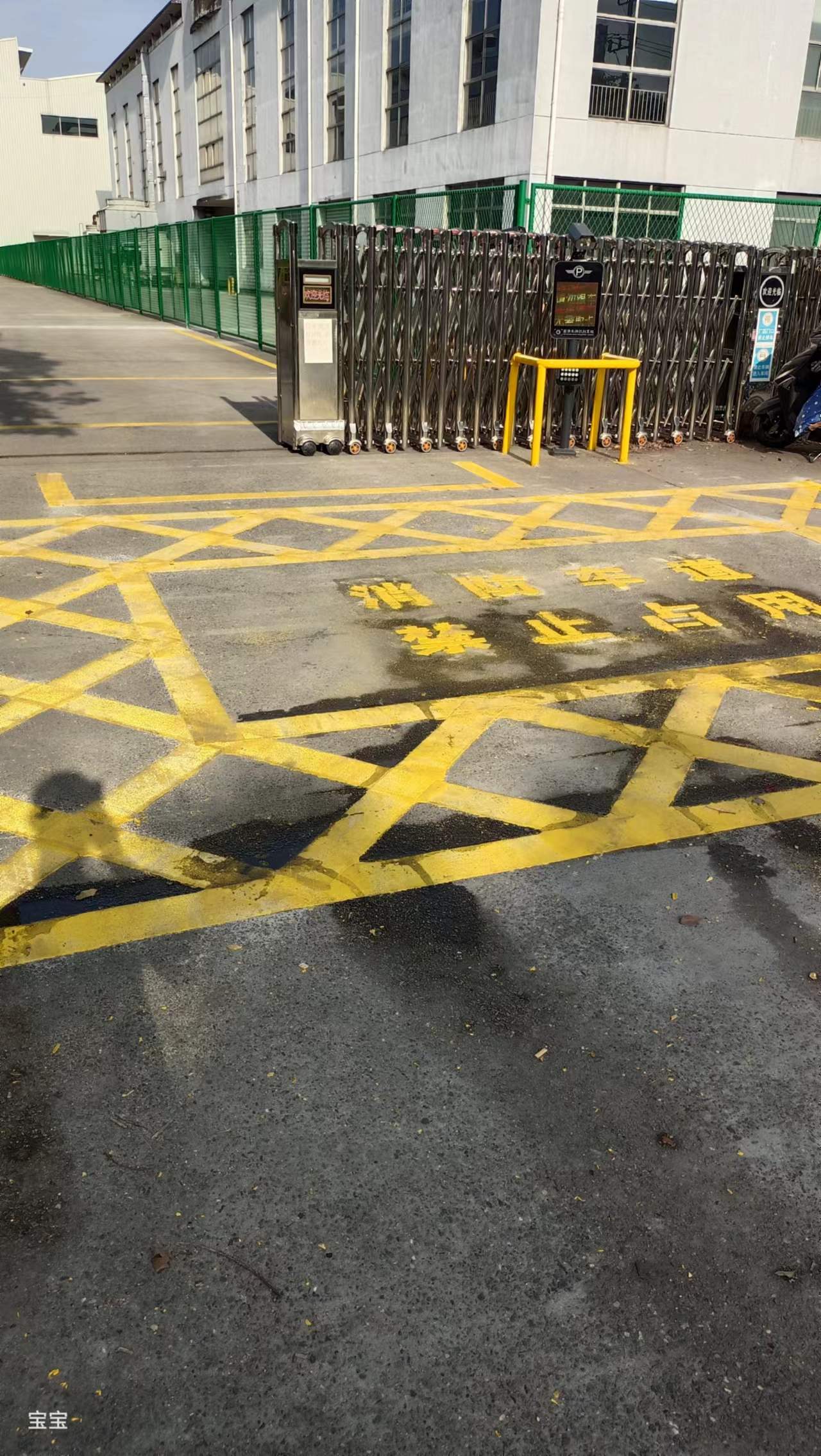谢岗镇马路划线